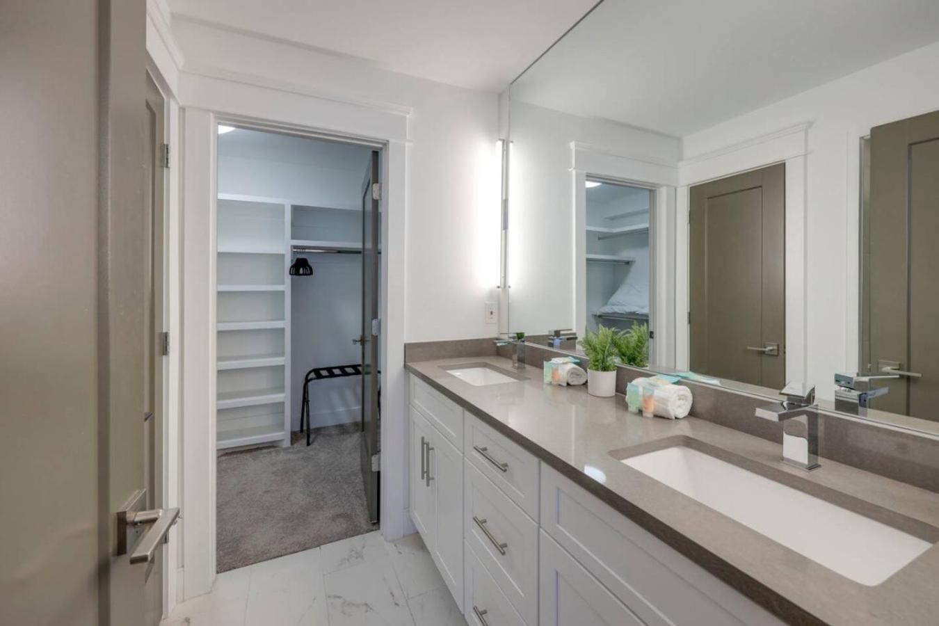 Two Elegant Townhomes Perfect For Large Groups Holiday home Nashville