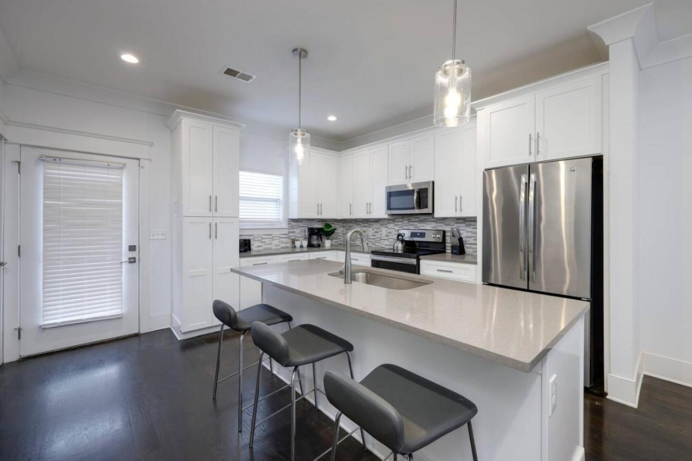 Holiday home Two Elegant Townhomes Perfect For Large Groups