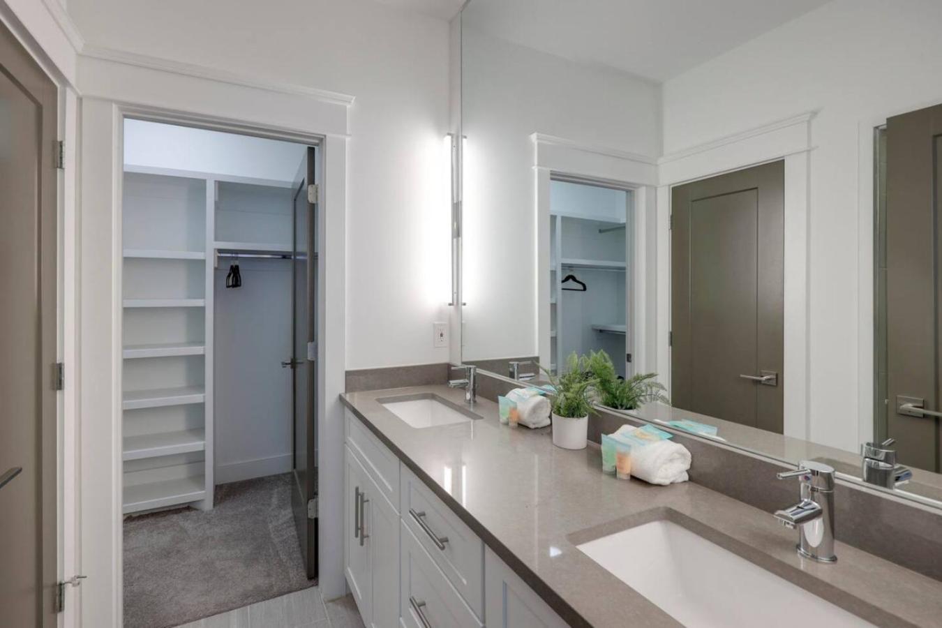 Holiday home Two Elegant Townhomes Perfect For Large Groups Nashville