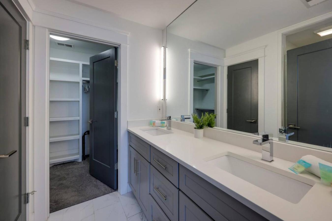 Holiday home Two Elegant Townhomes Perfect For Large Groups *