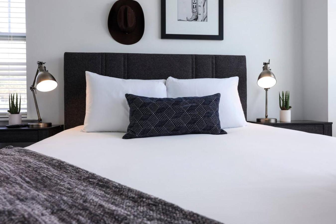 Two Elegant Townhomes Perfect For Large Groups Holiday home *