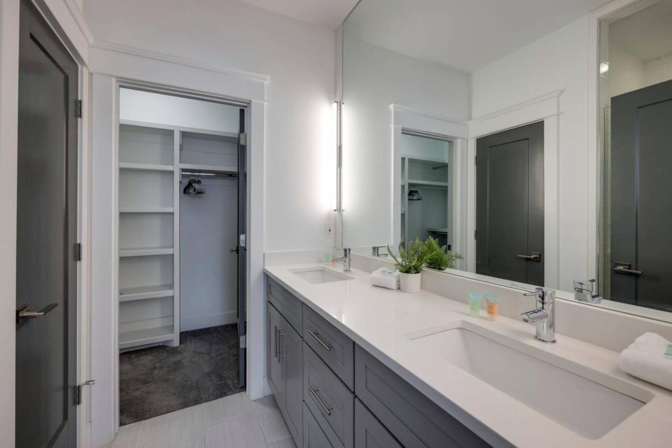 Two Elegant Townhomes Perfect For Large Groups *