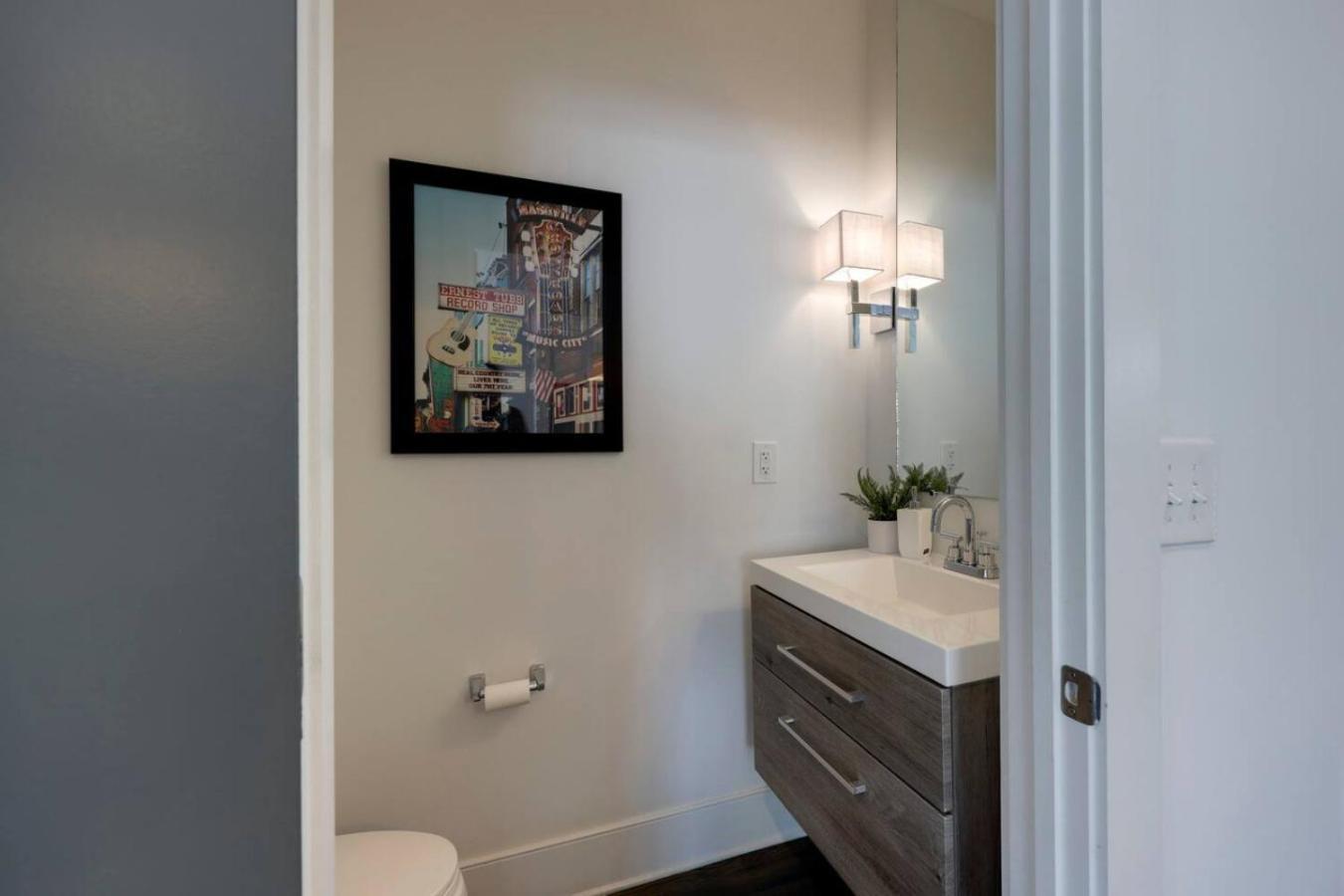 Two Elegant Townhomes Perfect For Large Groups Holiday home *