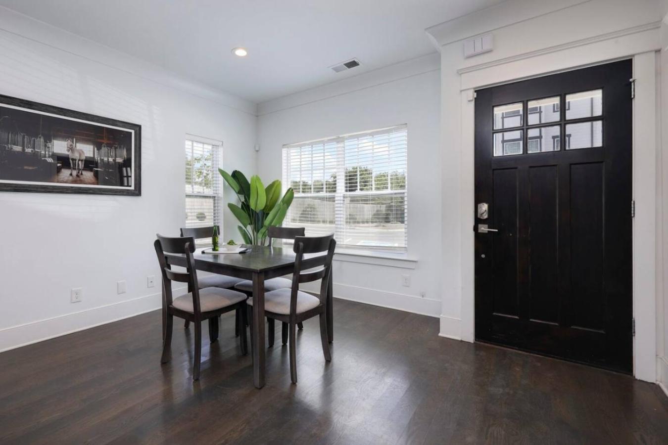 Holiday home Two Elegant Townhomes Perfect For Large Groups