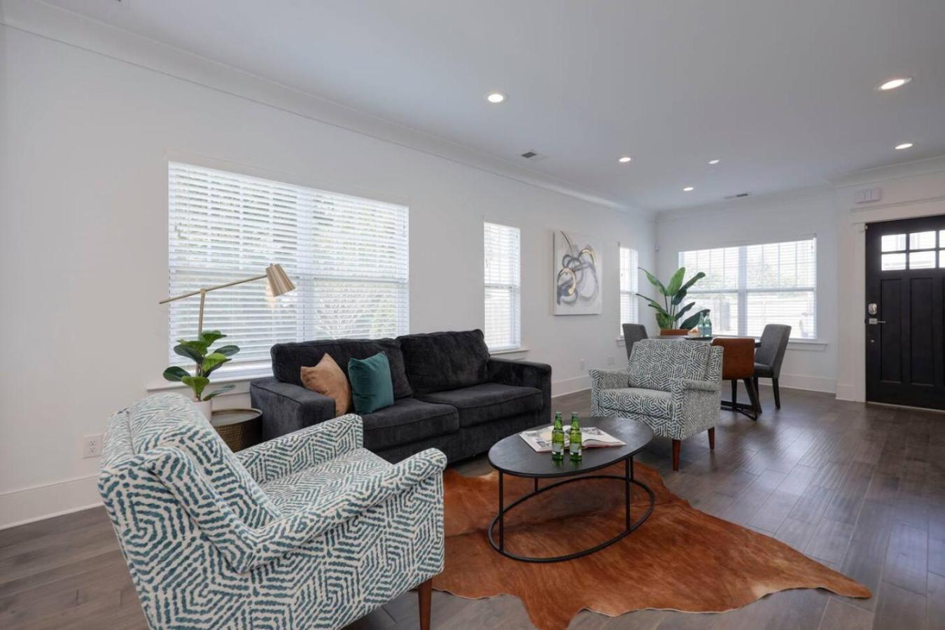 Two Spectacular Homes For Twenty Guests With Outdoor Patio Holiday home Nashville