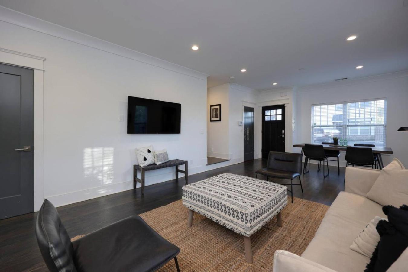 Two Spectacular Homes For Twenty Guests With Outdoor Patio Holiday home