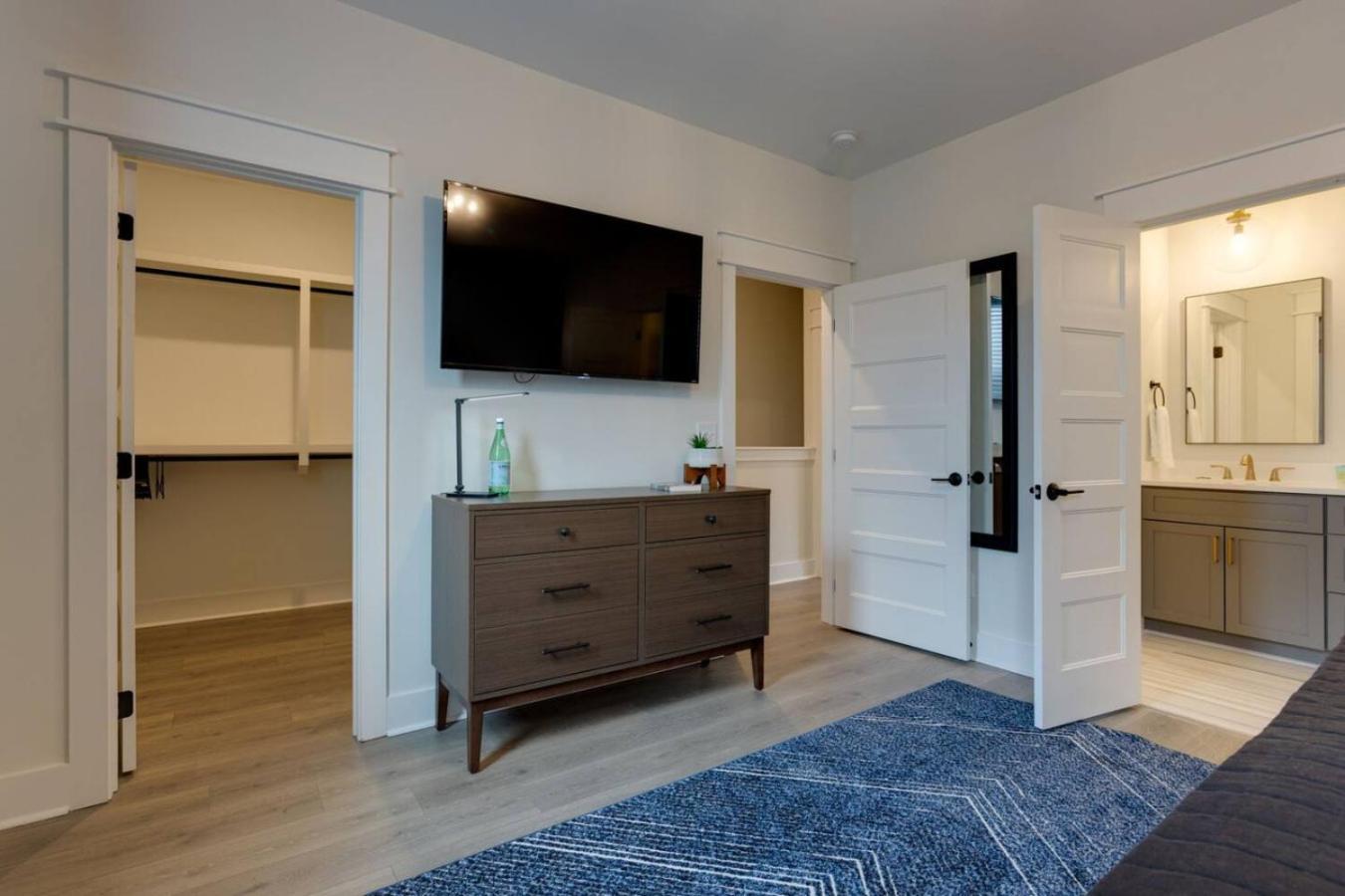 Holiday home East Beauty Minutes To Downtown *