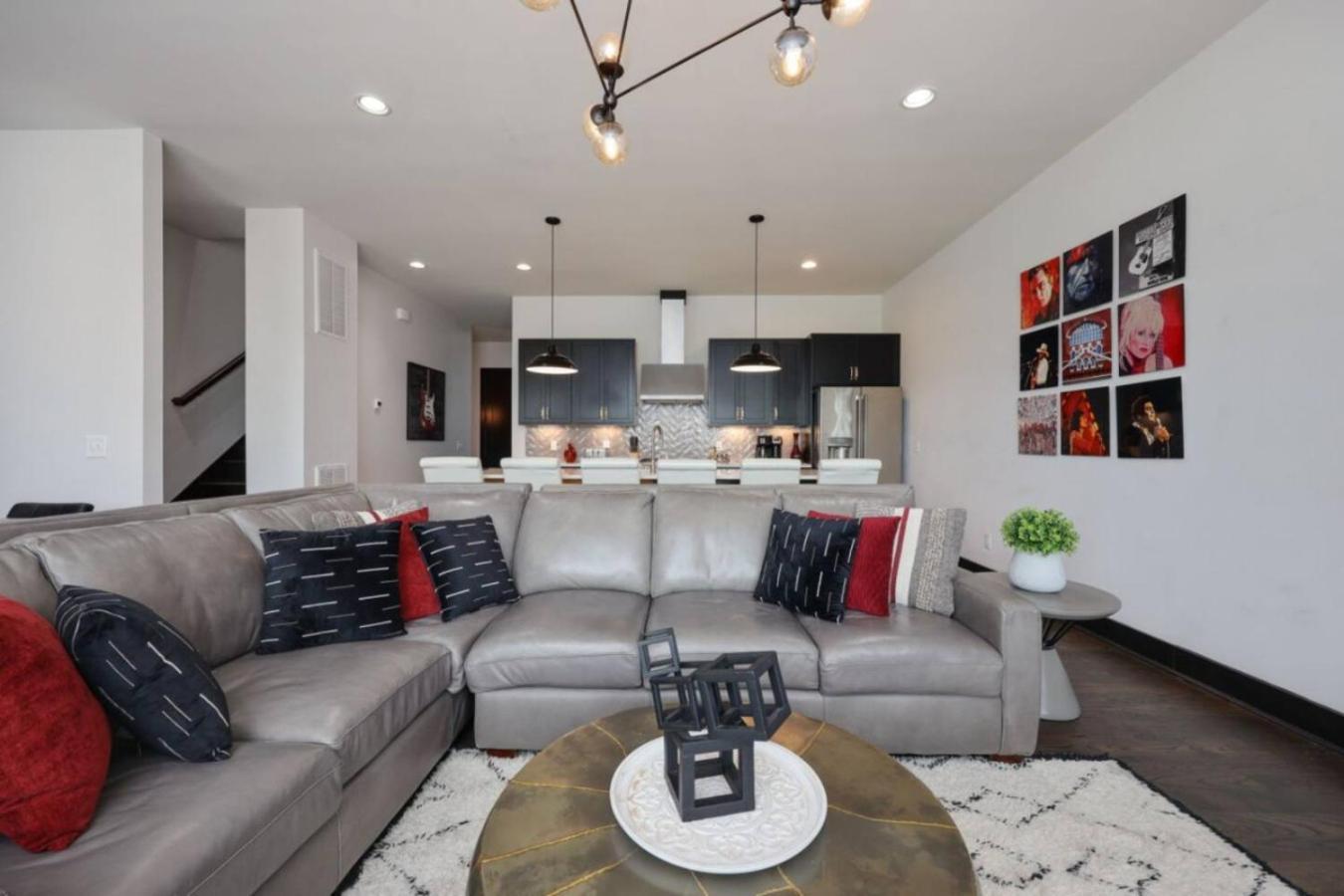 Urban Elegance Rooftop Lounge With Hot Tub *