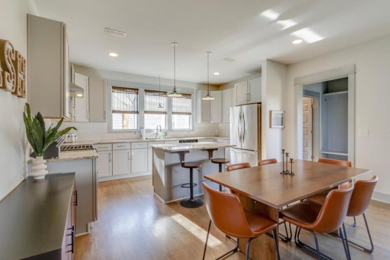 Holiday home Cleveland Park Charmer- Full Kitchen- Private Yard