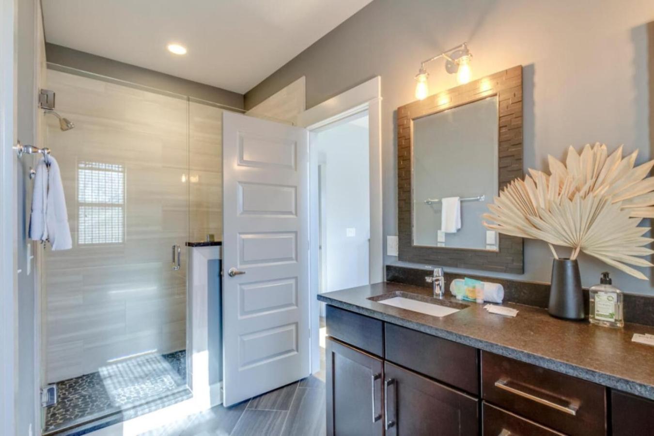 Cleveland Park Charmer- Full Kitchen- Private Yard Holiday home *