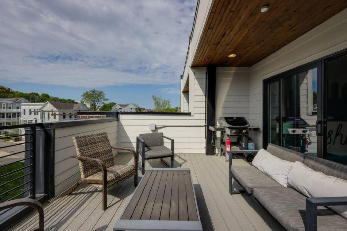 Rhythmic Retreat Rooftop Lounge 4 Bedroom 4.5 Bath Holiday home *