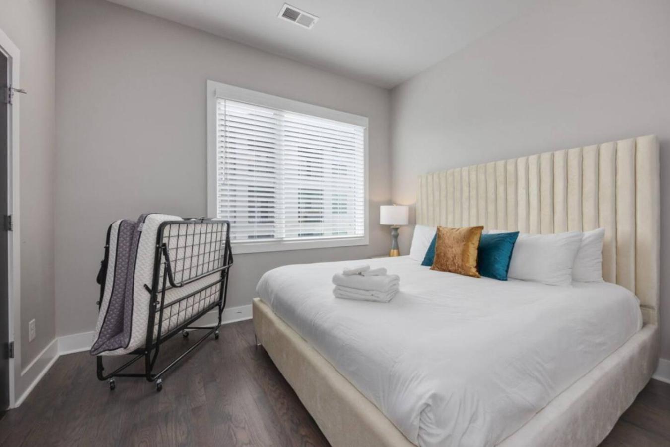 Rhythmic Retreat Rooftop Lounge 4 Bedroom 4.5 Bath * Nashville