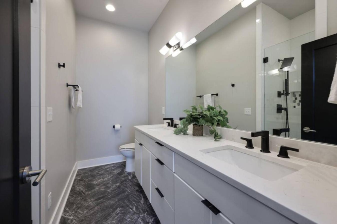 Rhythmic Retreat Rooftop Lounge 4 Bedroom 4.5 Bath