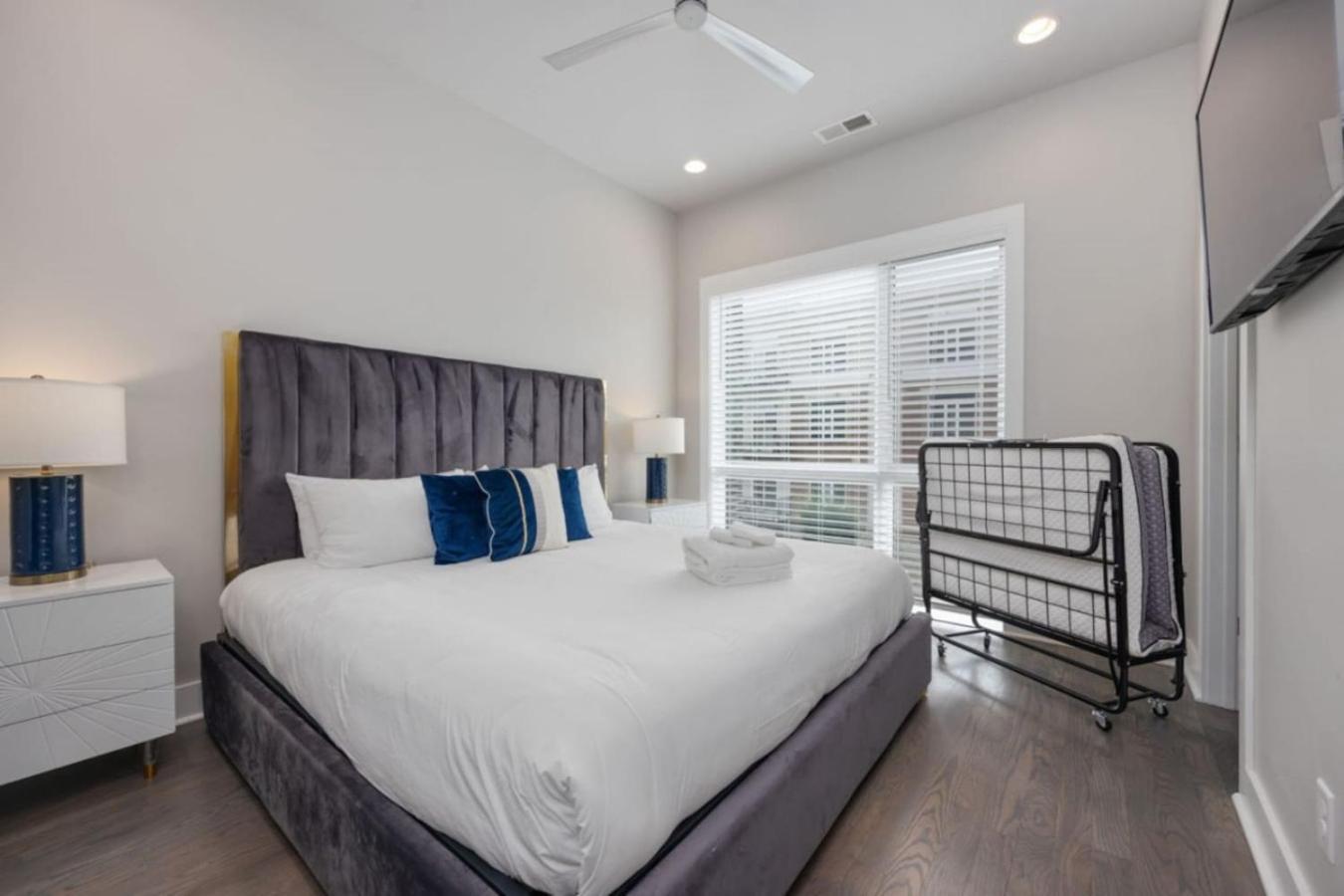 Rhythmic Retreat Rooftop Lounge 4 Bedroom 4.5 Bath *