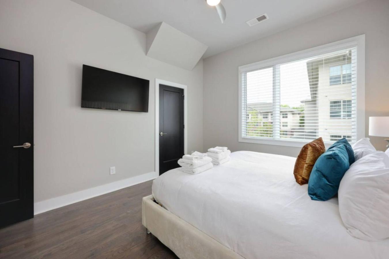 Rhythmic Retreat Rooftop Lounge 4 Bedroom 4.5 Bath Holiday home