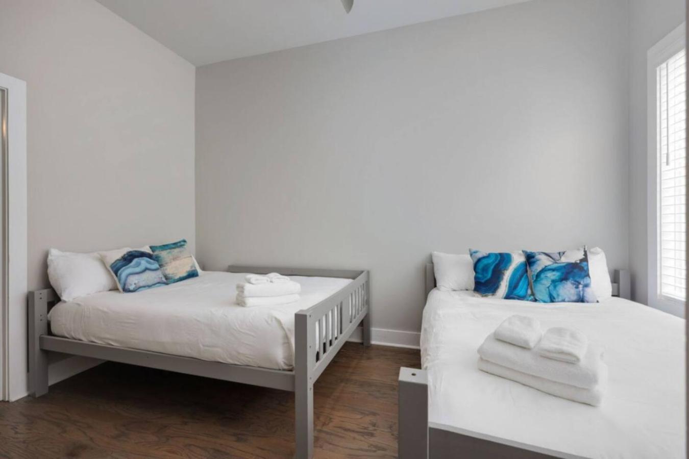 Rhythmic Retreat Rooftop Lounge 4 Bedroom 4.5 Bath Holiday home *