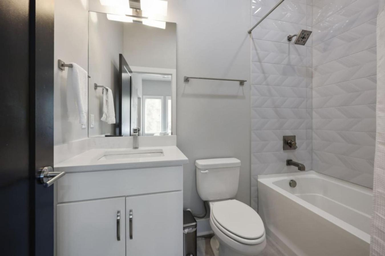 Rhythmic Retreat Rooftop Lounge 4 Bedroom 4.5 Bath * Nashville