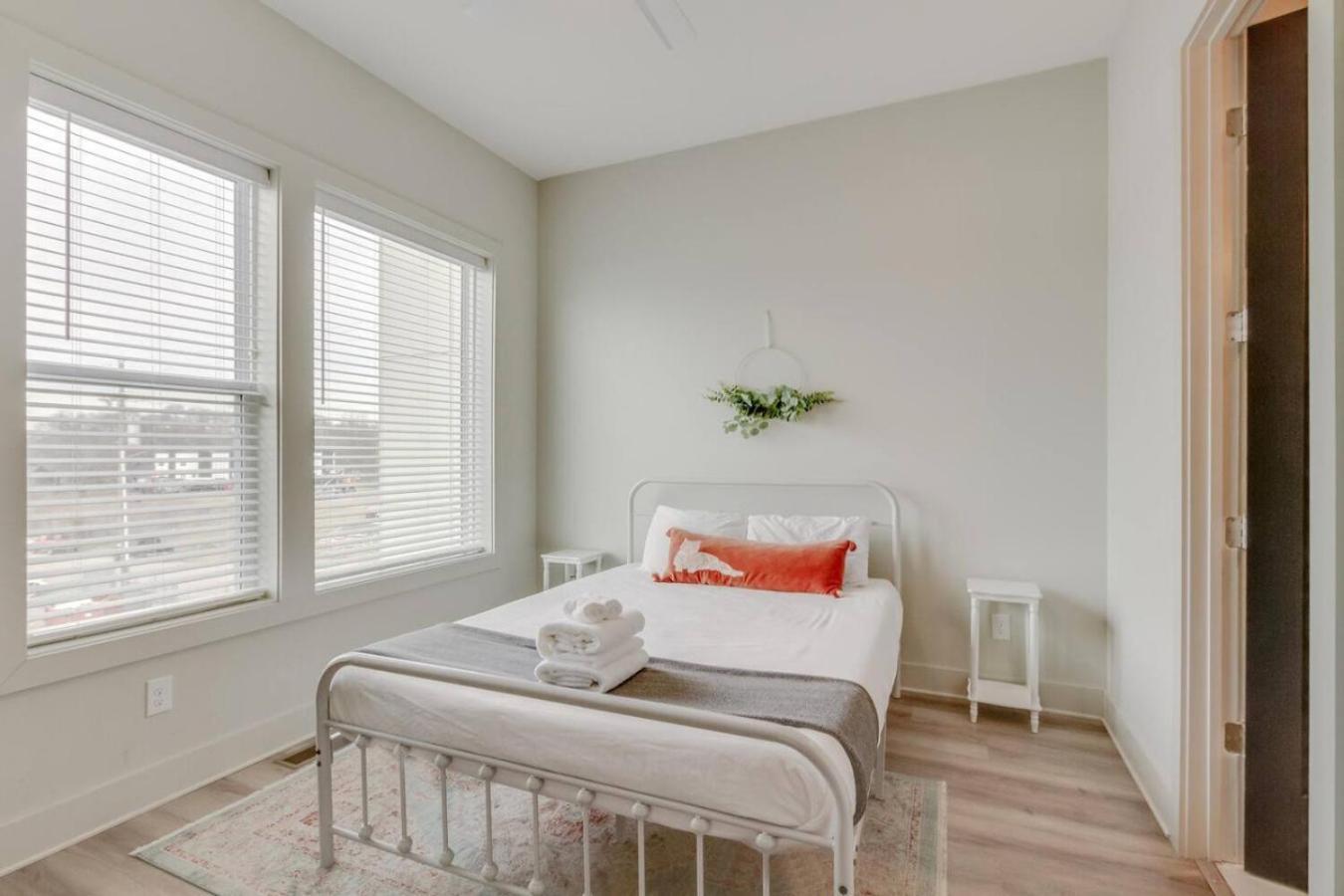 Harmony Of Dual Townhomes With 14 Beds Holiday home Nashville