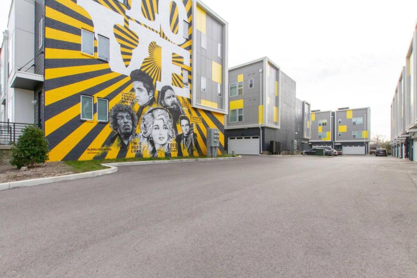 Harmony Of Dual Townhomes With 14 Beds Holiday home Nashville