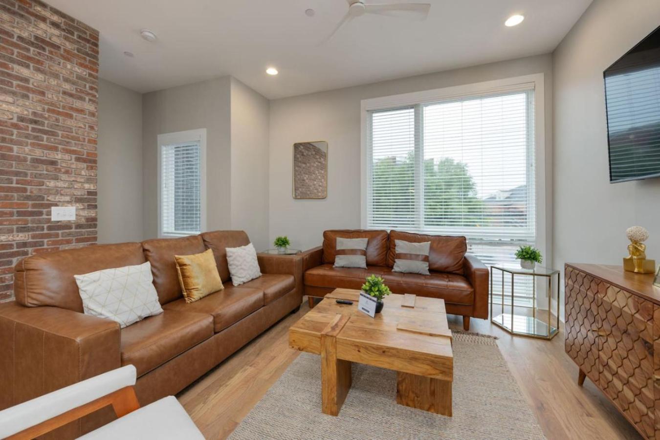 Holiday home Two Townhomes Rooftop Lounges With Skyline Views *