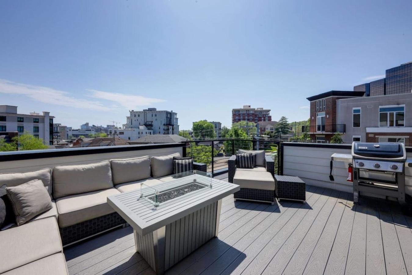 Two Townhomes Rooftop Lounges With Skyline Views Holiday home
