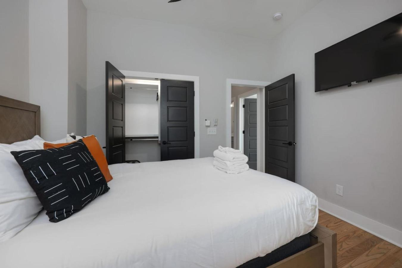 Two Townhomes Rooftop Lounges With Skyline Views *