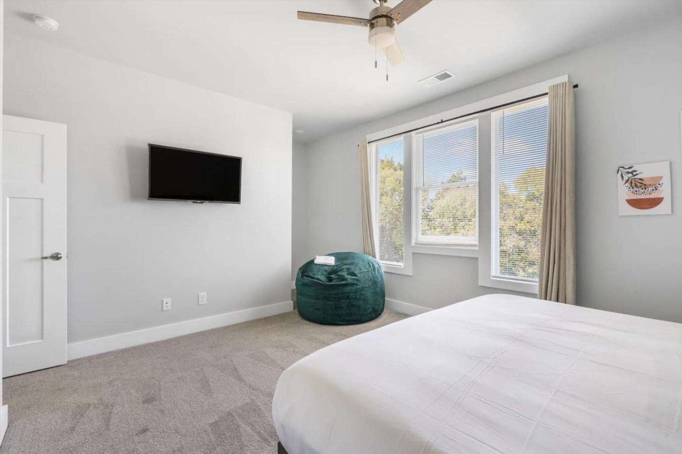 Massive 3 Bedroom With Garage Parking *