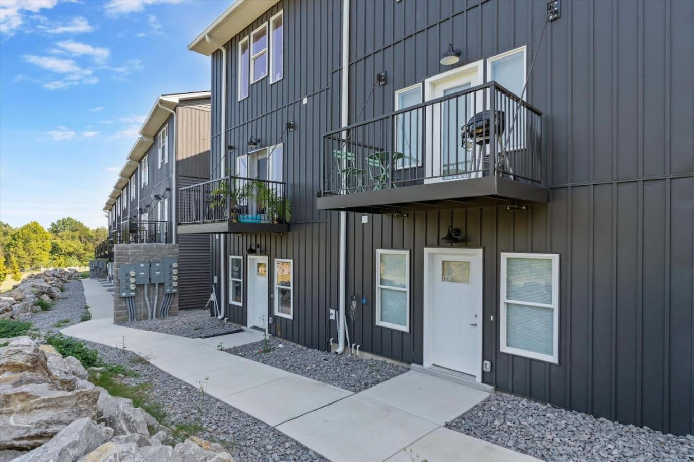 Massive 3 Bedroom With Garage Parking * Nashville