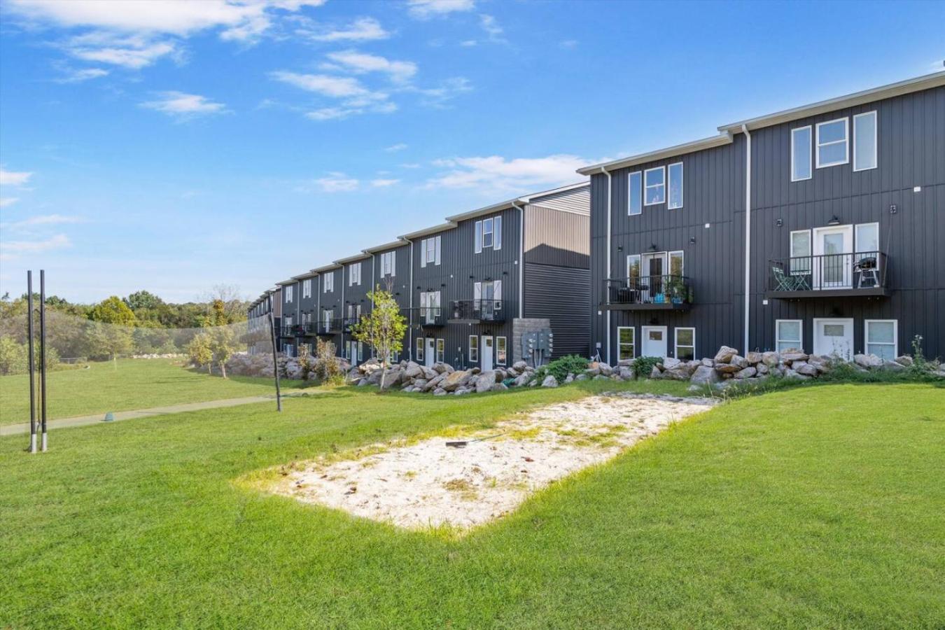 Massive 3 Bedroom With Garage Parking * Nashville