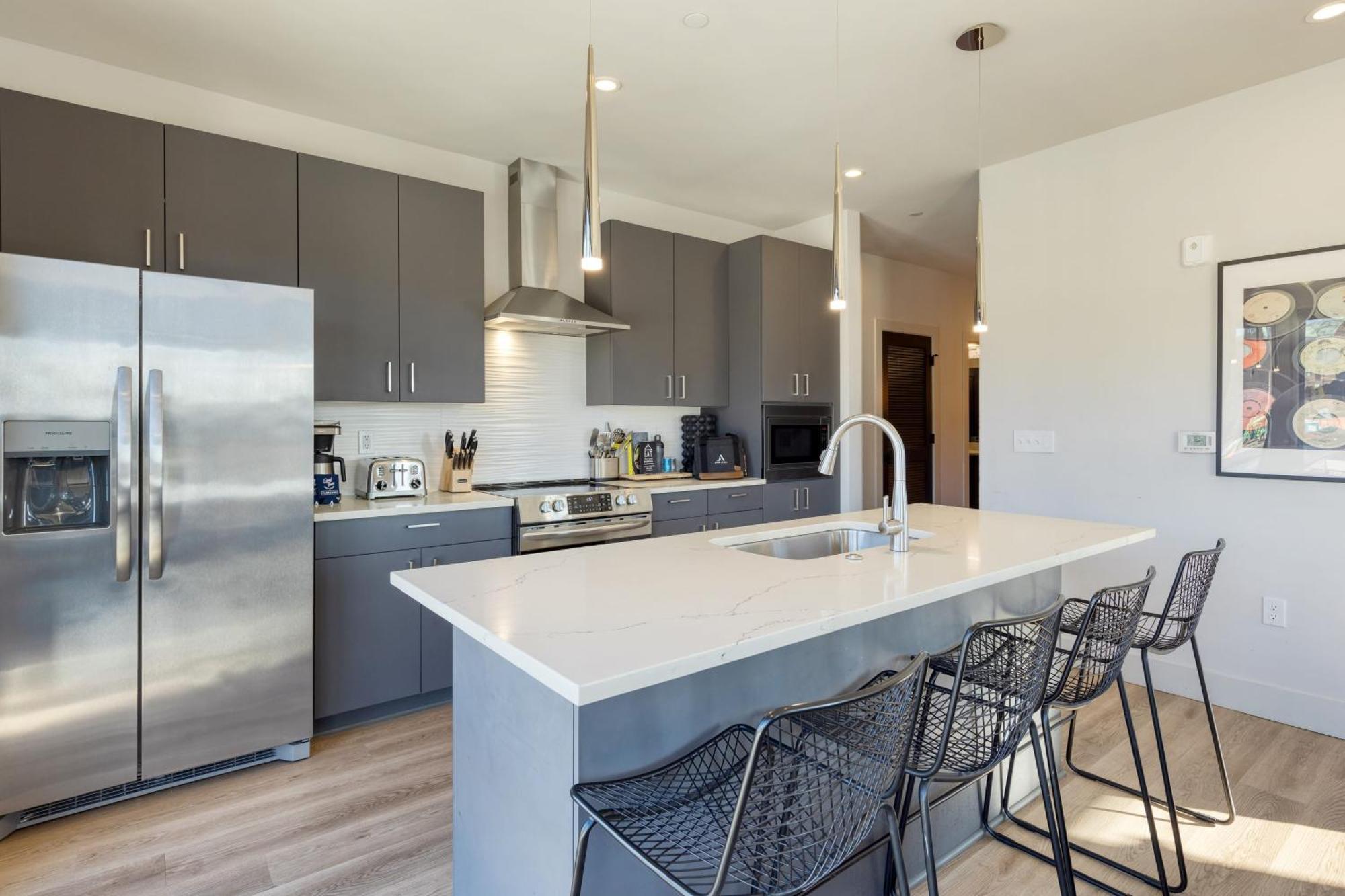 New Modern 2bdr In Walkable Midtown W Gym Pool Honkey-tonk By Avantstay *