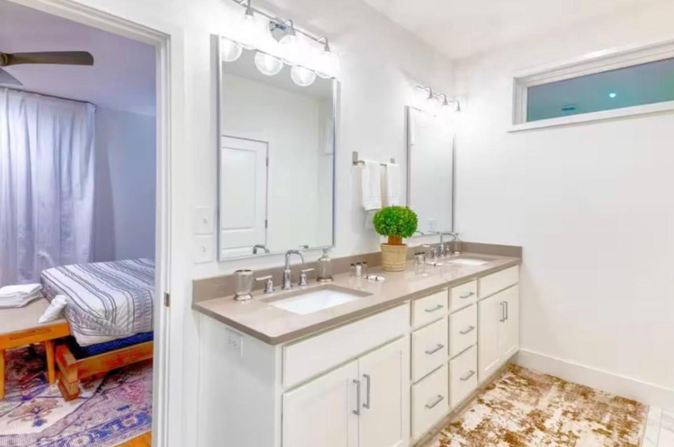 New 4bdrm House With Views, Pool Table, 5min To Downtown! Sleeps 22! *