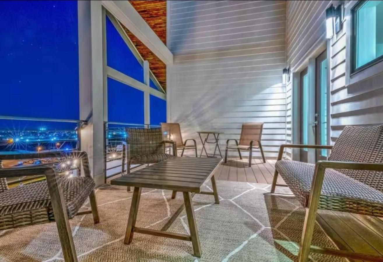 New 4bdrm House With Views, Pool Table, 5min To Downtown! Sleeps 22! Holiday home Nashville