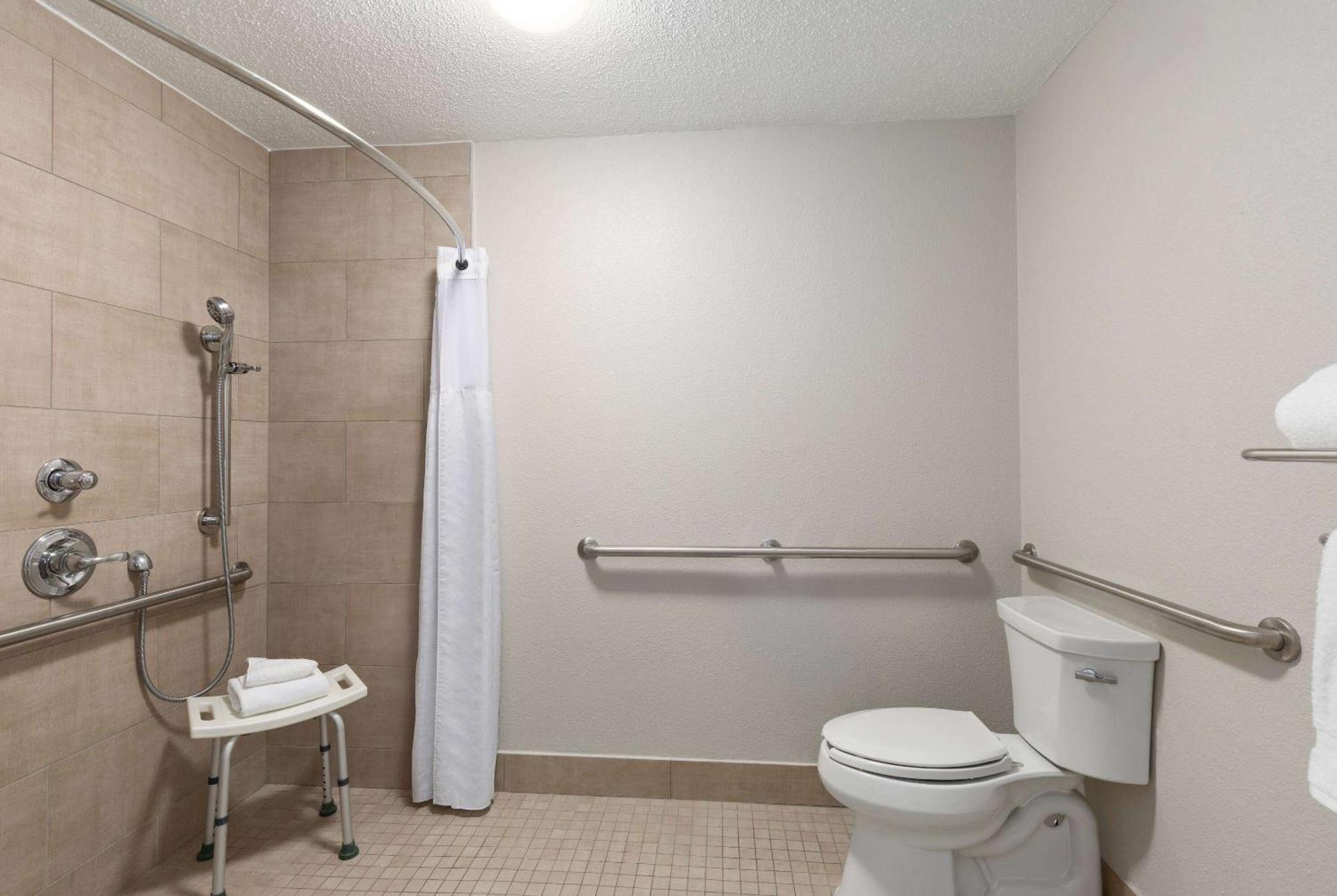 Hotel Baymont By Wyndham Airport Nashville