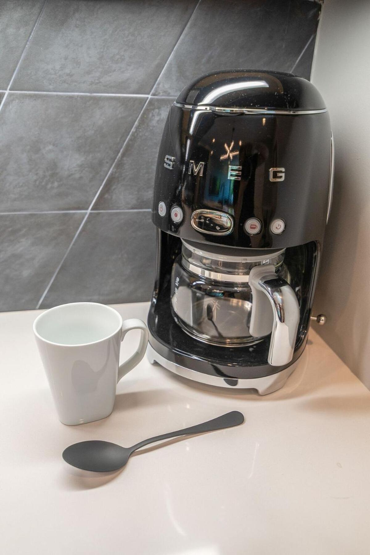 Stylish 4bed Retreat With Rooftop, Garage, Peloton, Sleeps 12, Fire Table, Gourmet Kitchen, Cozy Living Space, Dedicated Parking, Near Distilleries, Marathon Village & Nightlife, Chic Skyline Views, 24 Hour Hospitality Holiday home