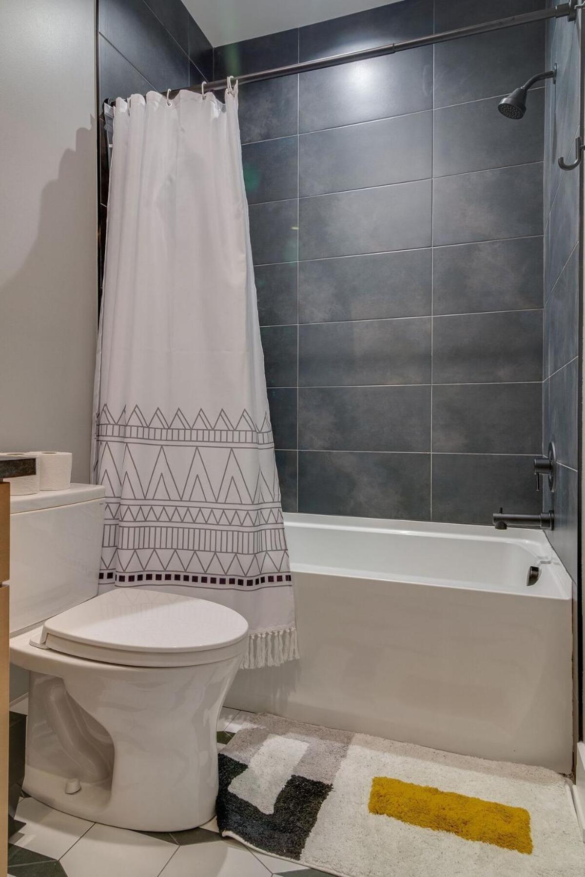 Holiday home Stylish 4bed Retreat With Rooftop, Garage, Peloton, Sleeps 12, Fire Table, Gourmet Kitchen, Cozy Living Space, Dedicated Parking, Near Distilleries, Marathon Village & Nightlife, Chic Skyline Views, 24 Hour Hospitality *