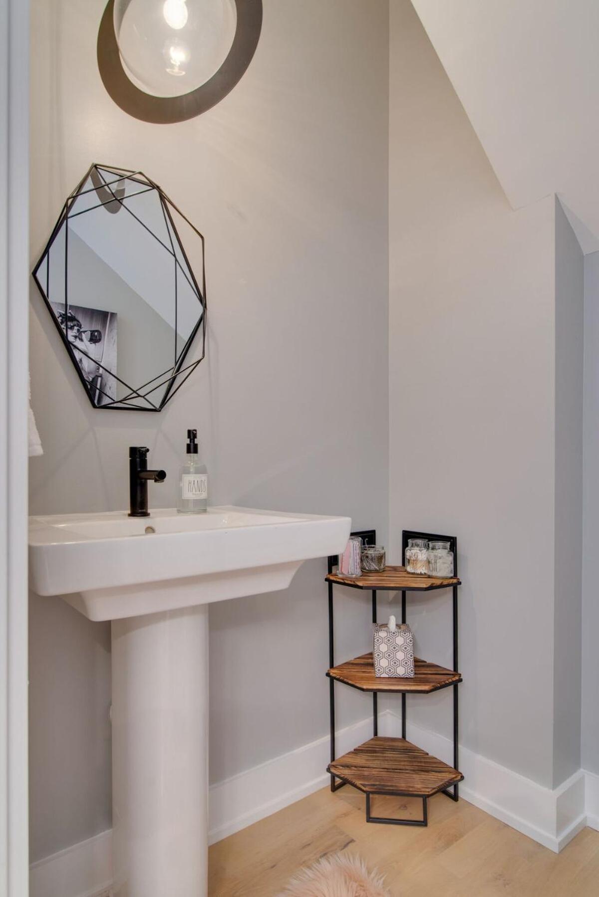 Stylish 4bed Retreat With Rooftop, Garage, Peloton, Sleeps 12, Fire Table, Gourmet Kitchen, Cozy Living Space, Dedicated Parking, Near Distilleries, Marathon Village & Nightlife, Chic Skyline Views, 24 Hour Hospitality Holiday home Nashville