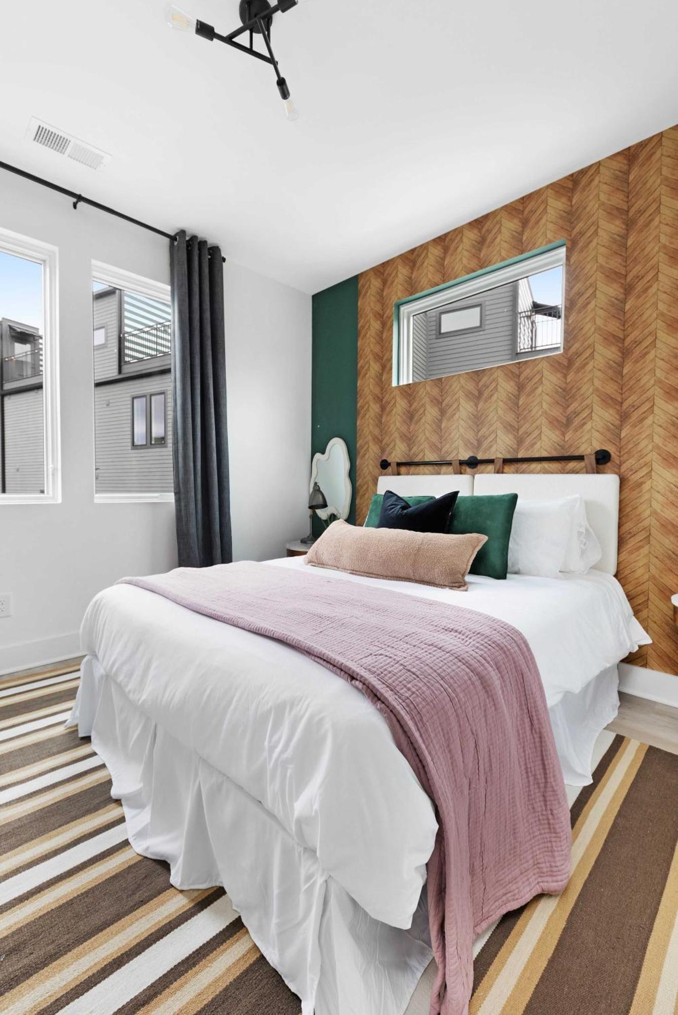 The Daylily Rooftop Patio, Steps To Dining Holiday home *