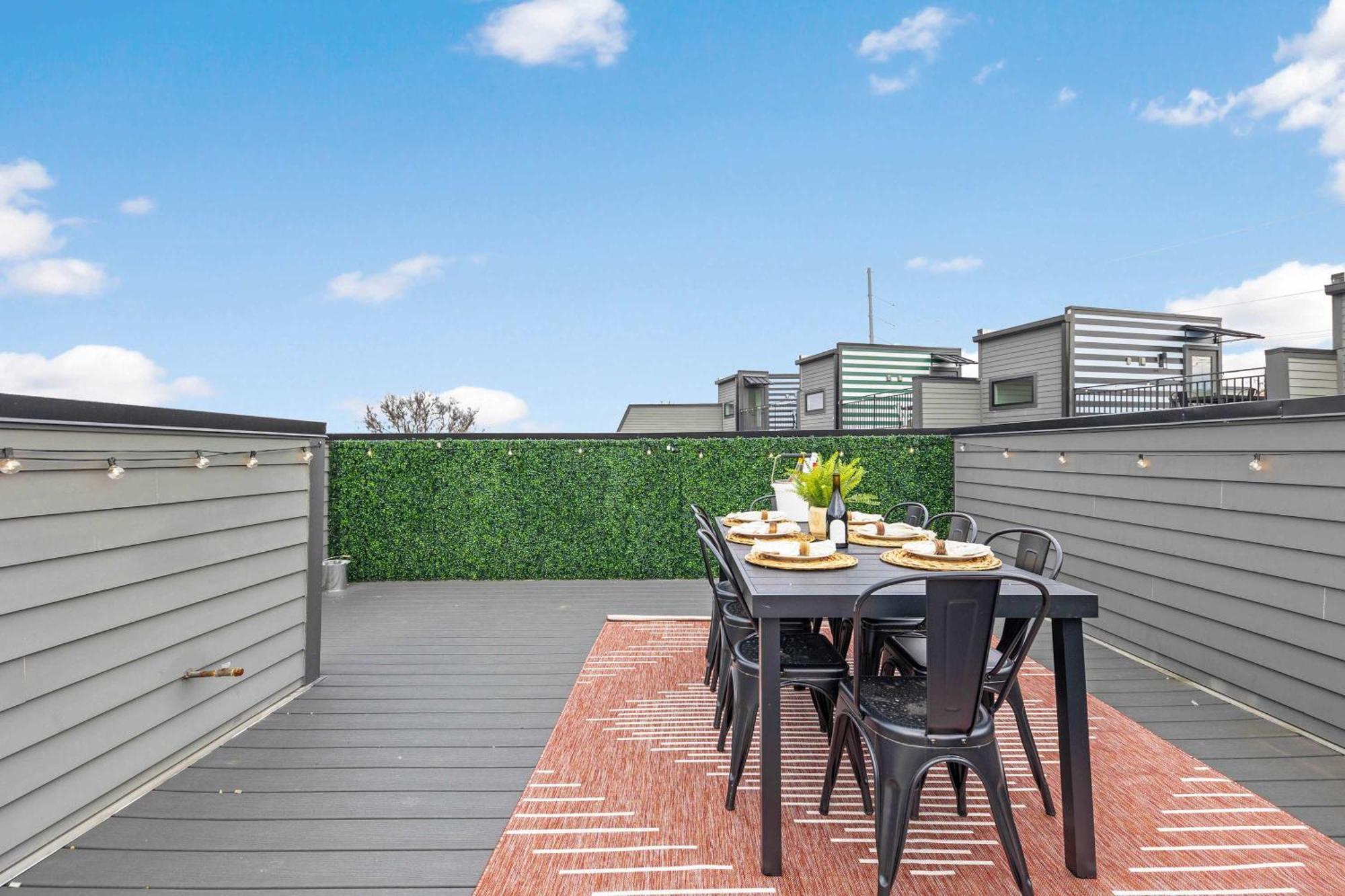 Holiday home The Daylily Rooftop Patio, Steps To Dining *