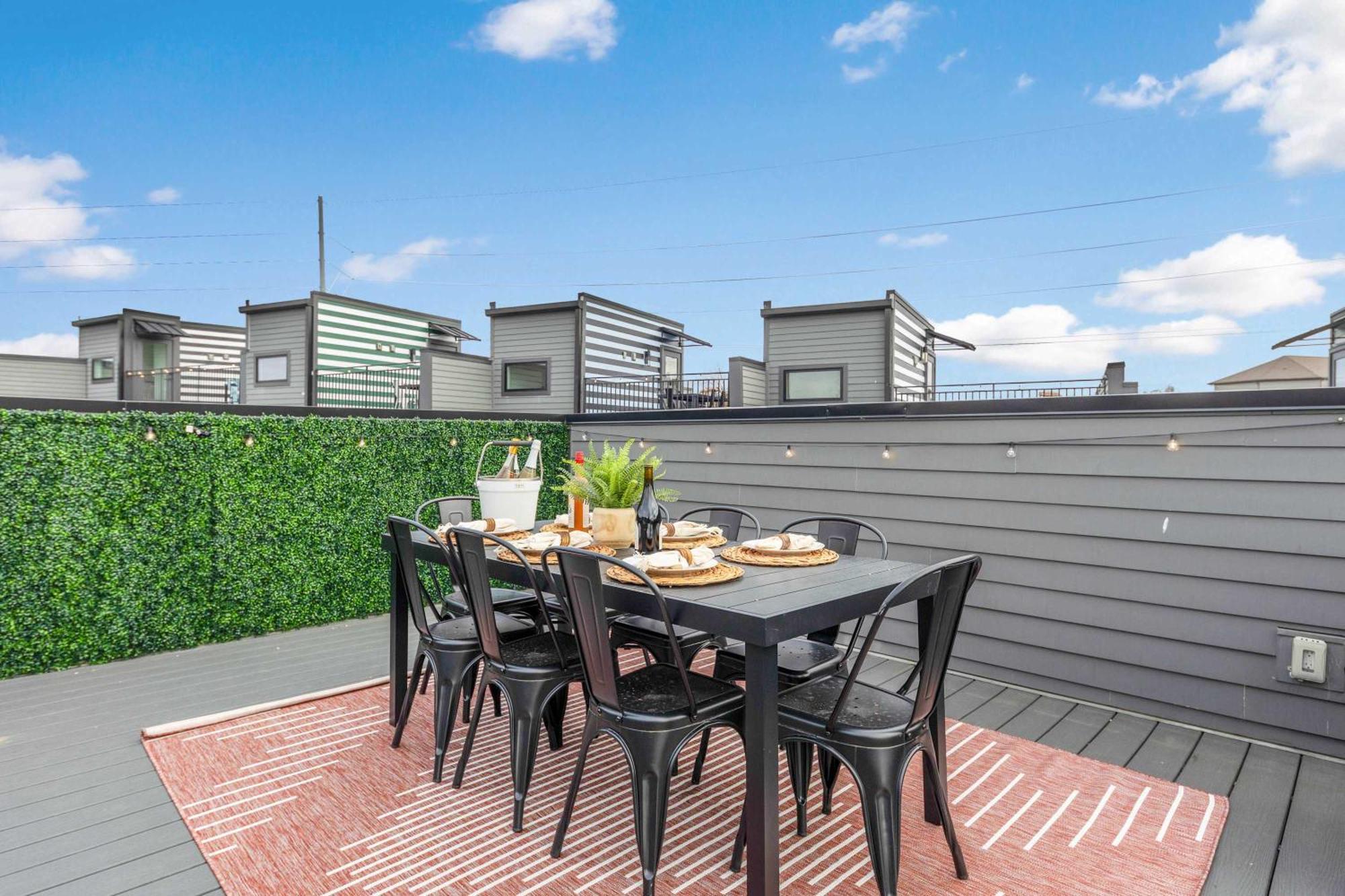 The Daylily Rooftop Patio, Steps To Dining *