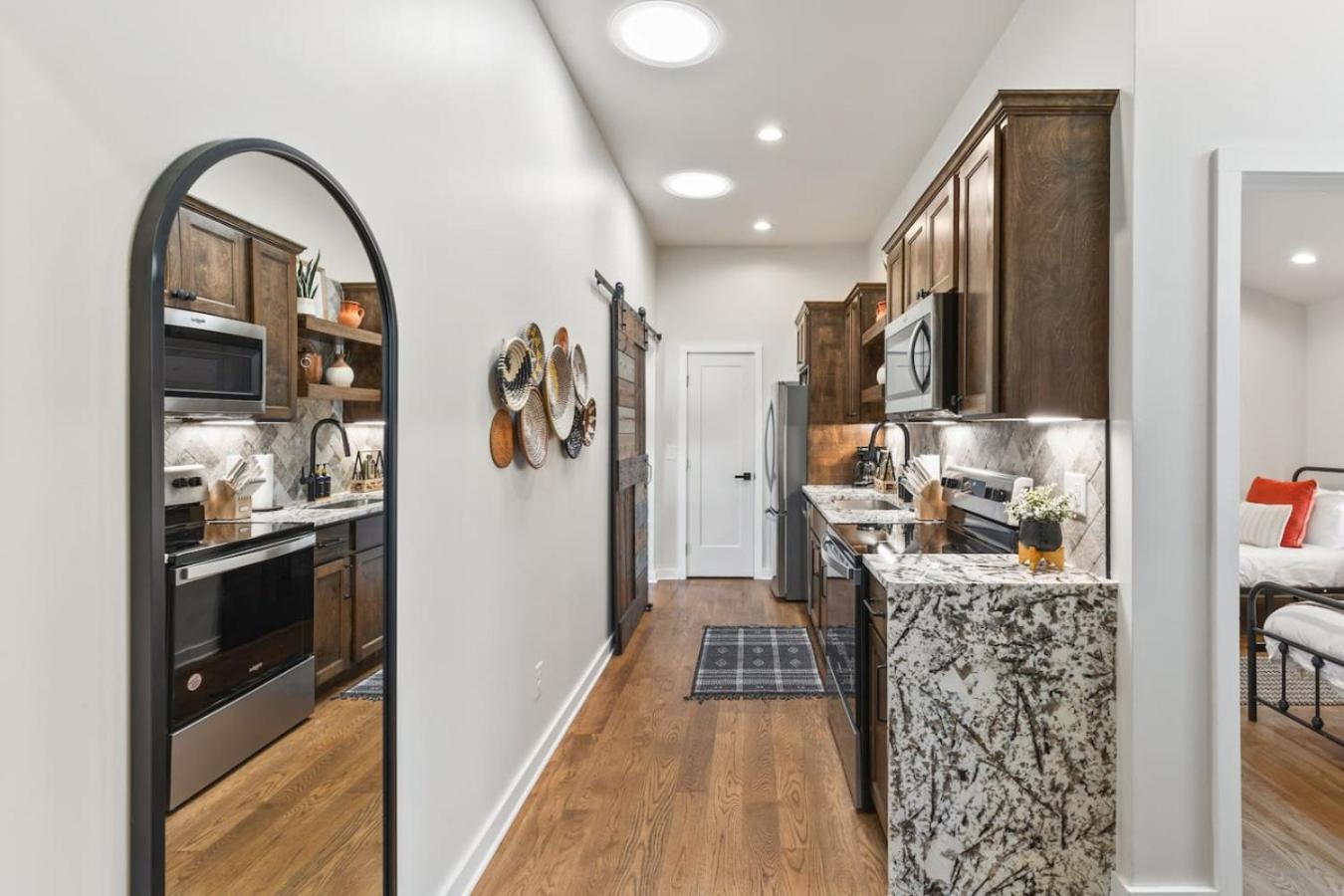 Chic And Cozy - Walk To Bars, Coffee, And Restaurants Holiday home