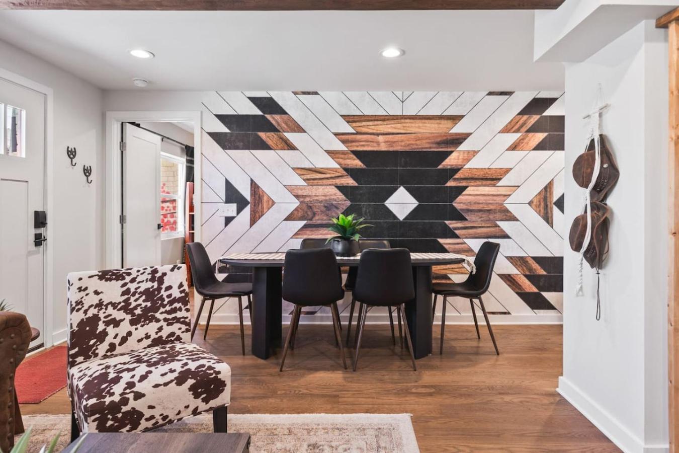 Chic And Cozy - Walk To Bars, Coffee, And Restaurants *