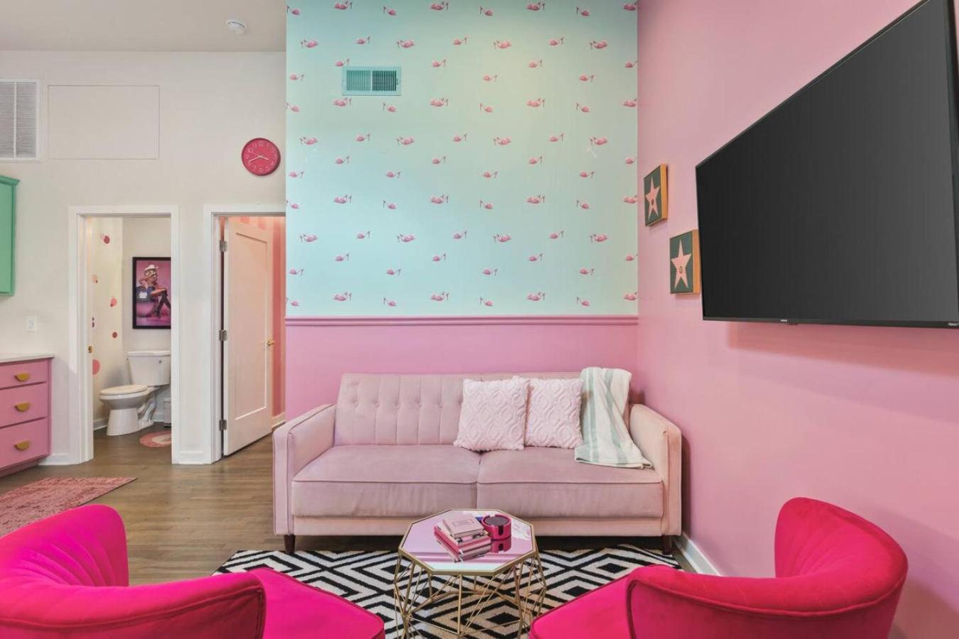Barbie Dream - Near Restaurants, Coffee And Bar