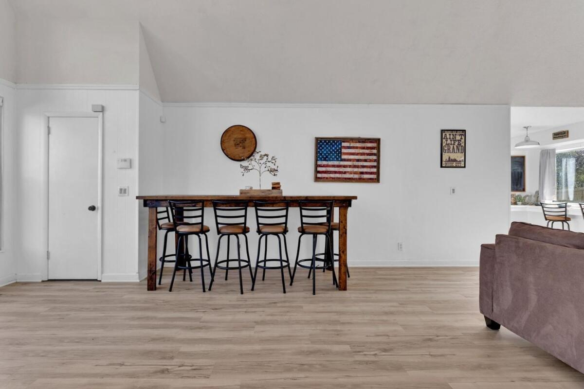 8 Beds! Spacious Abode Ideal For Larger Groups! Nashville