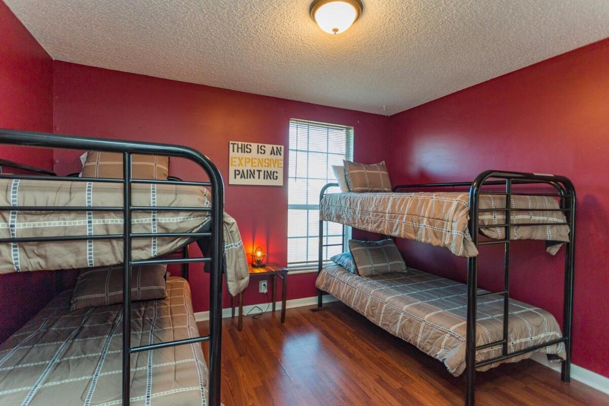 8 Beds! Spacious Abode Ideal For Larger Groups! Holiday home Nashville