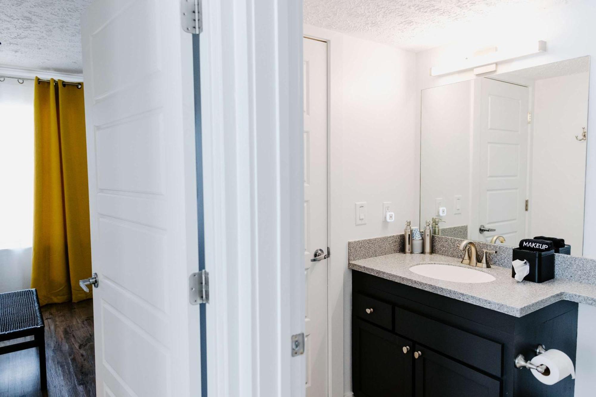 Apartment Entire Floor Of Of The Vinyl Sleeps 16 On Music Row