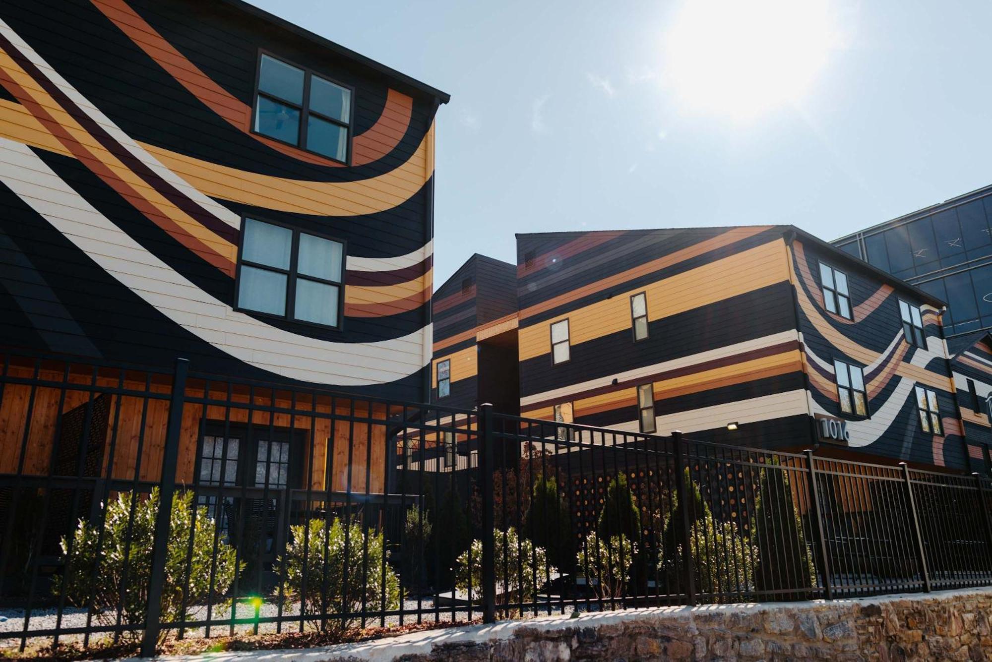 Entire Floor Of Of The Vinyl Sleeps 16 On Music Row *