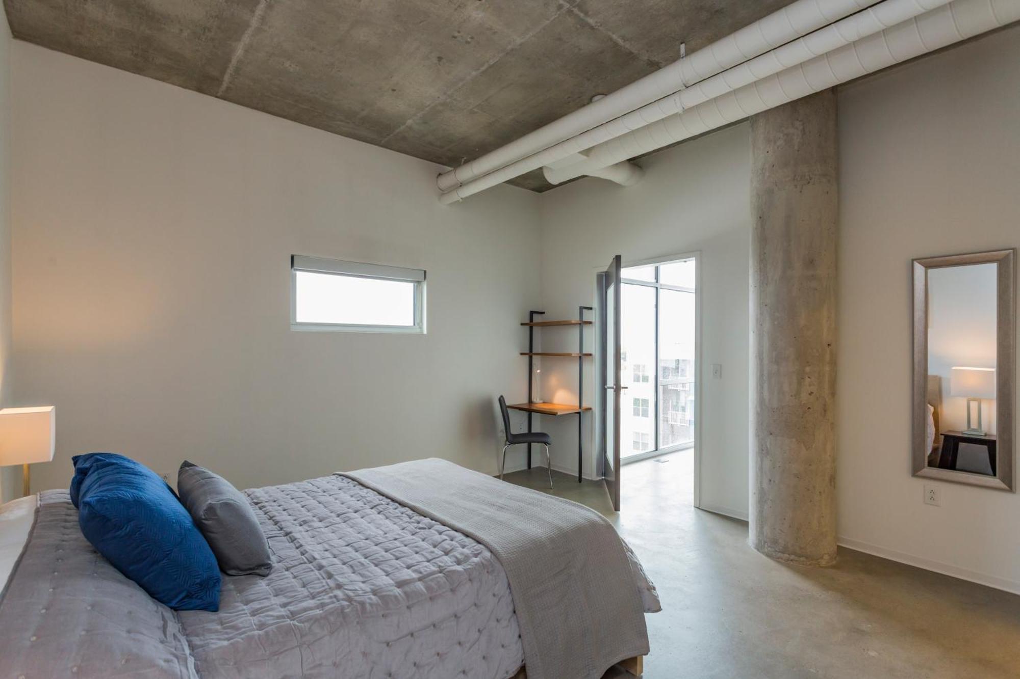 5m636- Views With Floor To Ceiling Windows *