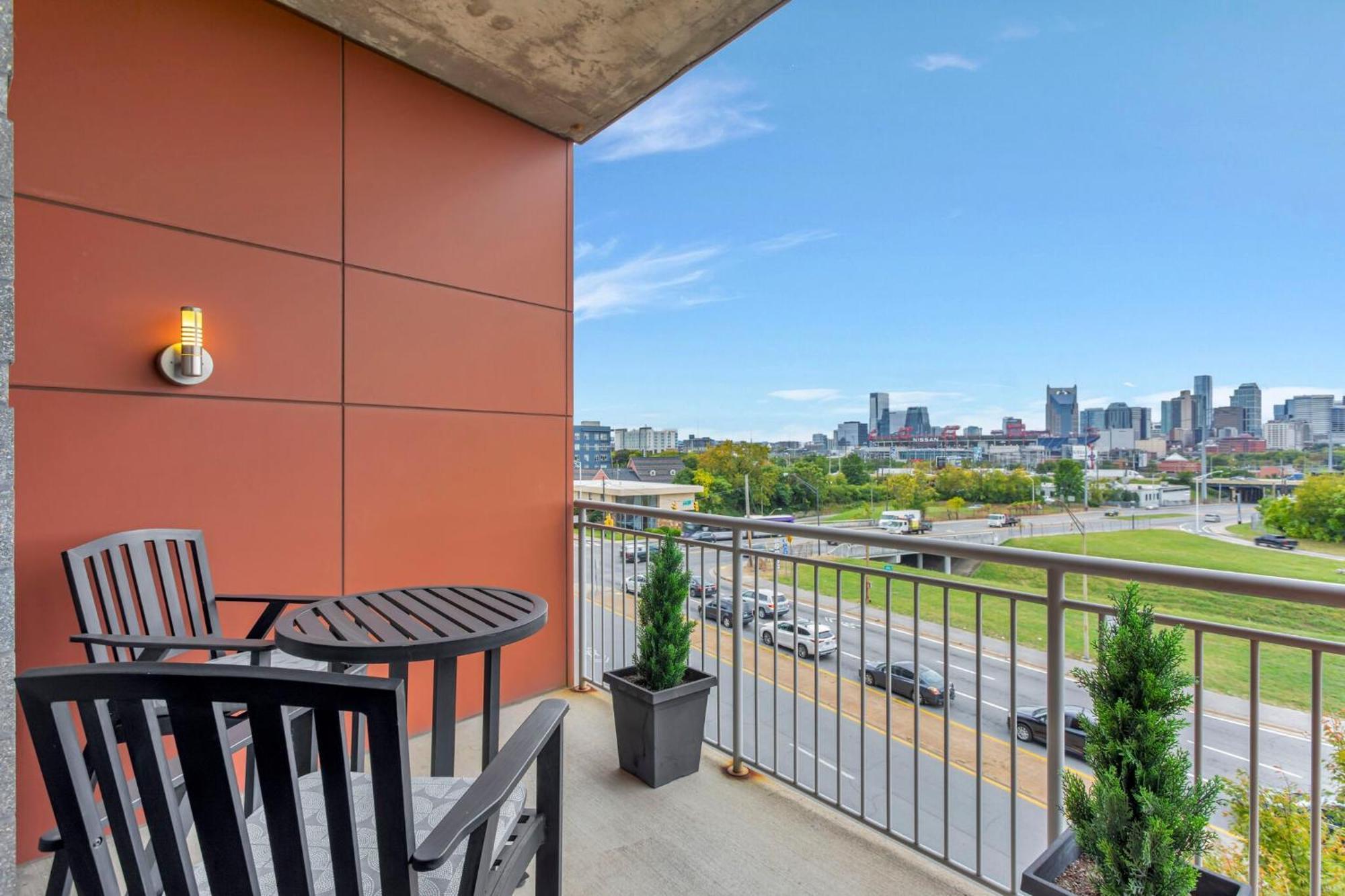 5m302 Skyline Views From Light Filled Holiday home *