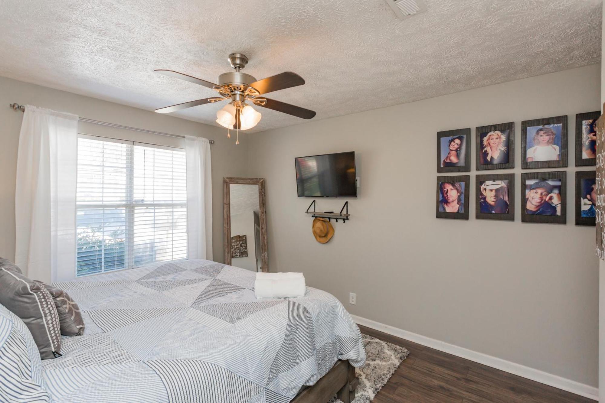 Holiday home Looby Location- Charming 3br 10 Min To Downtown *