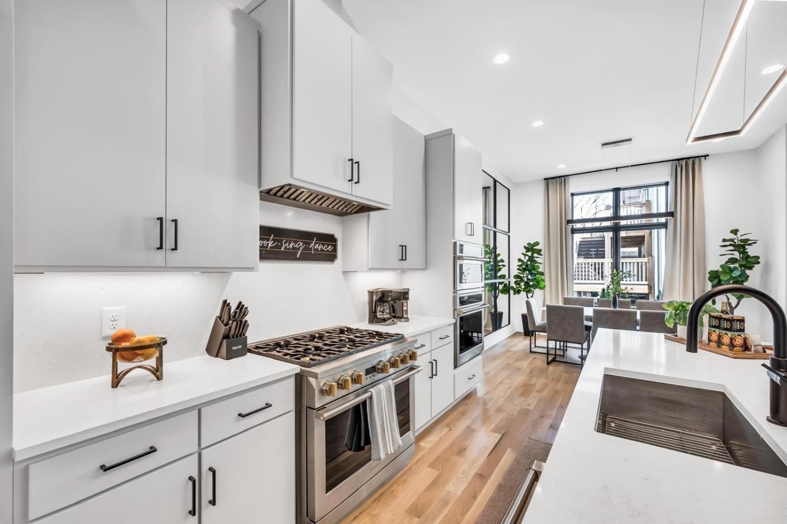 C On Music Row, 4 Min Broadway Nashville